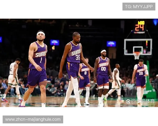 杜兰特绝杀后与布克拥抱，太阳更衣室沉默离场